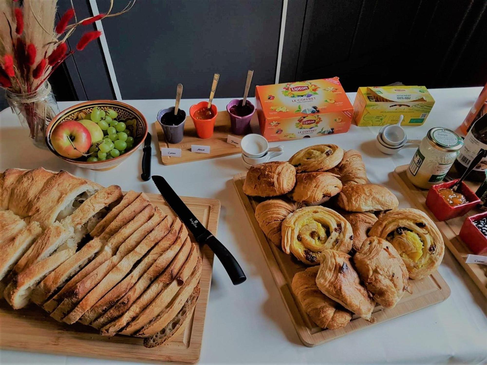 Sejour De Charme Au Chateau Avec Petit-Dejeuner Et Parking - Fr-1-591-705 Cluis Eksteriør billede