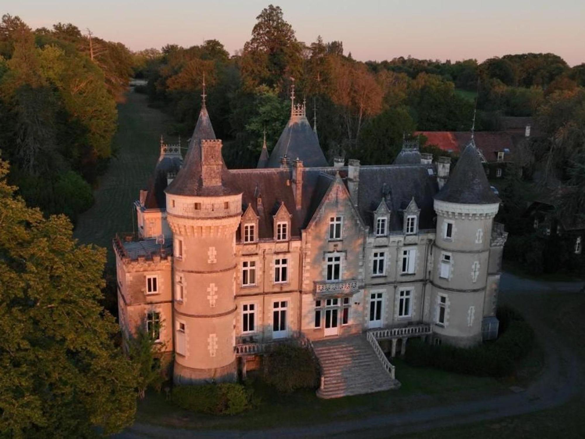 Sejour De Charme Au Chateau Avec Petit-Dejeuner Et Parking - Fr-1-591-705 Cluis Eksteriør billede