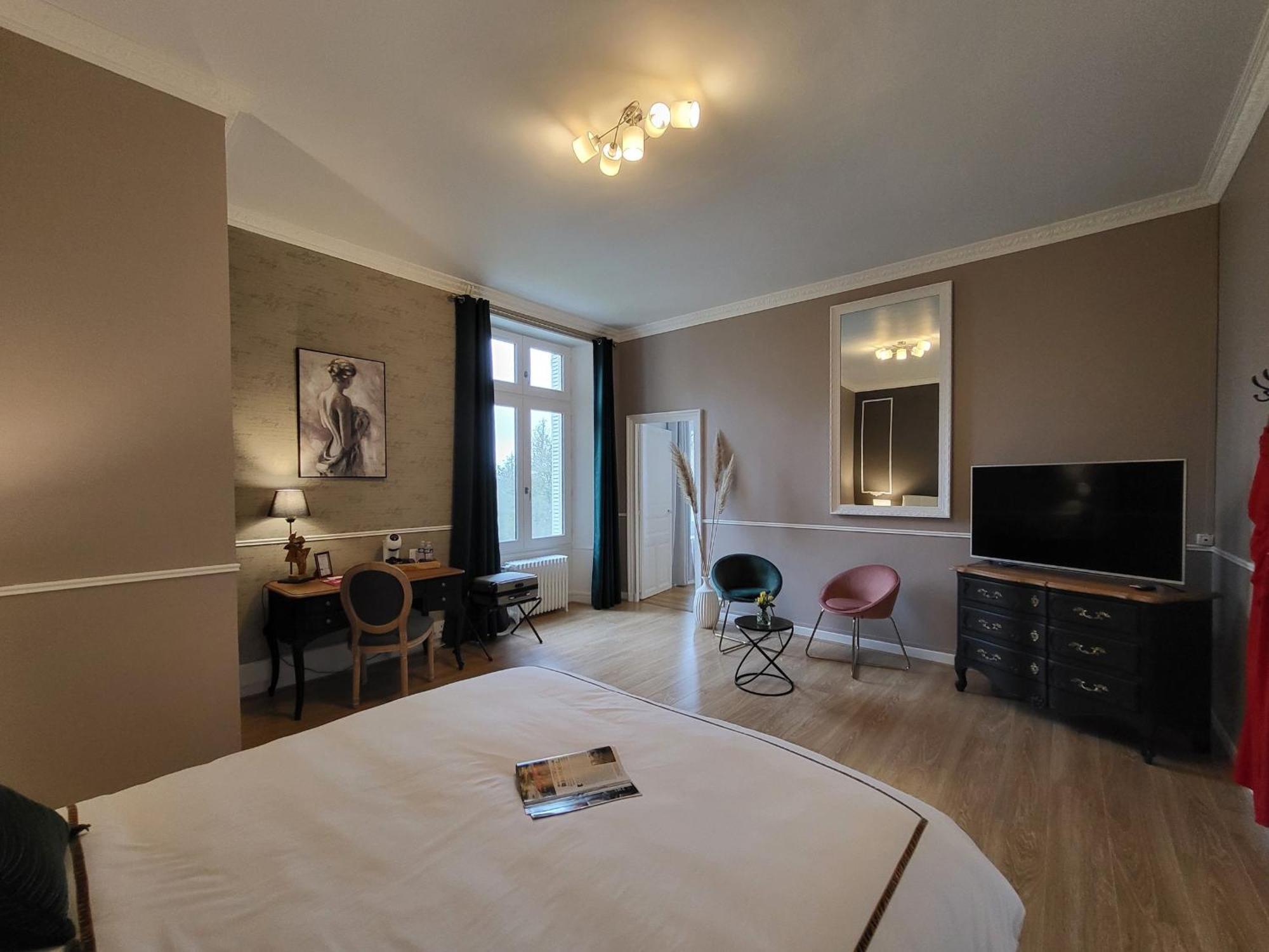 Sejour De Charme Au Chateau Avec Petit-Dejeuner Et Parking - Fr-1-591-705 Cluis Eksteriør billede