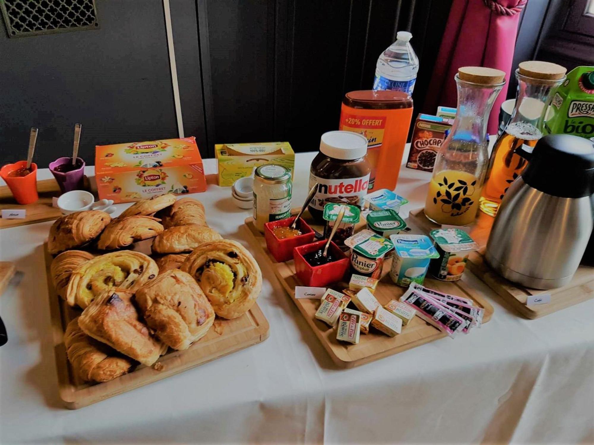 Sejour De Charme Au Chateau Avec Petit-Dejeuner Et Parking - Fr-1-591-705 Cluis Eksteriør billede