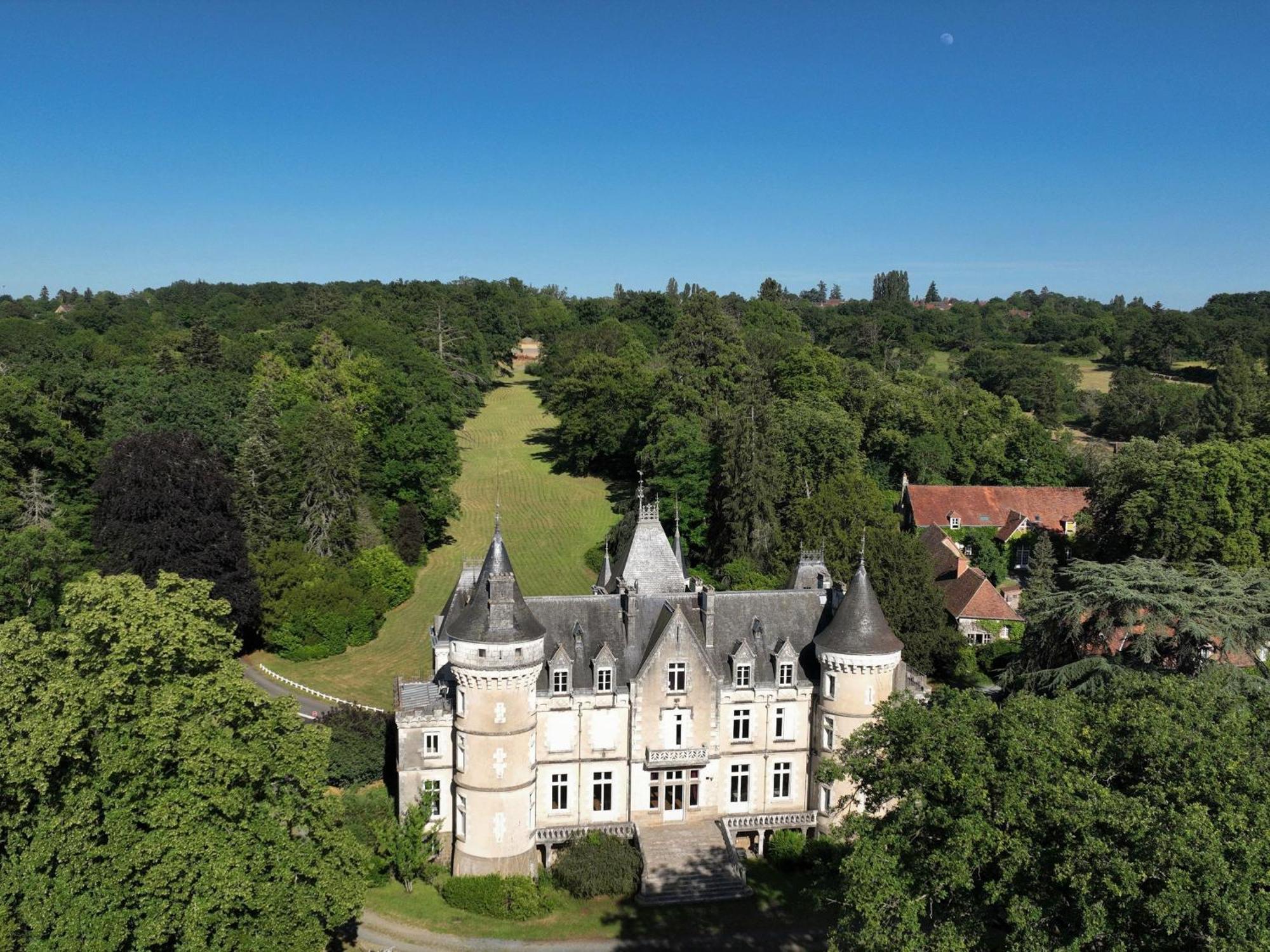 Sejour De Charme Au Chateau Avec Petit-Dejeuner Et Parking - Fr-1-591-705 Cluis Eksteriør billede