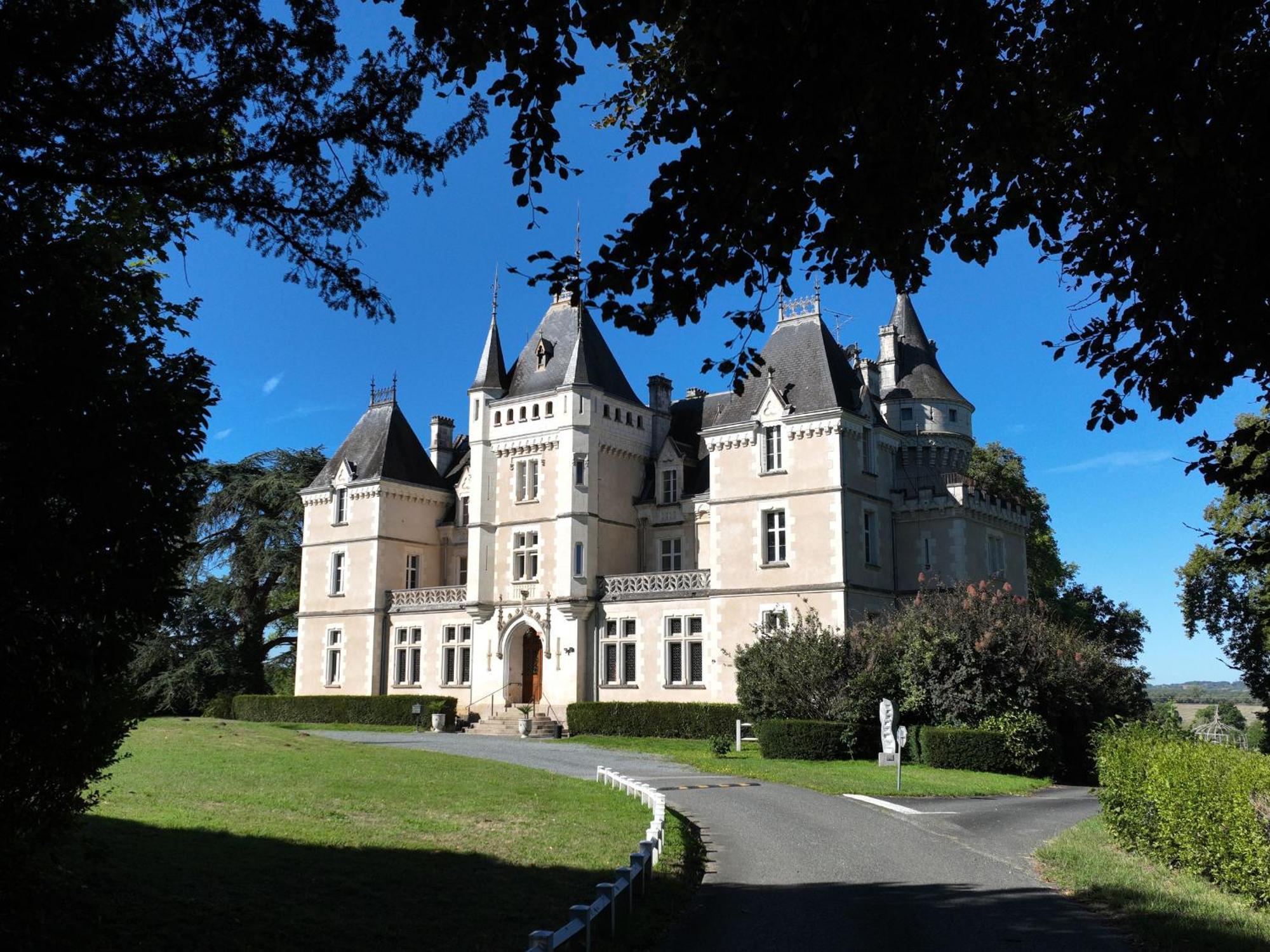 Sejour De Charme Au Chateau Avec Petit-Dejeuner Et Parking - Fr-1-591-705 Cluis Eksteriør billede